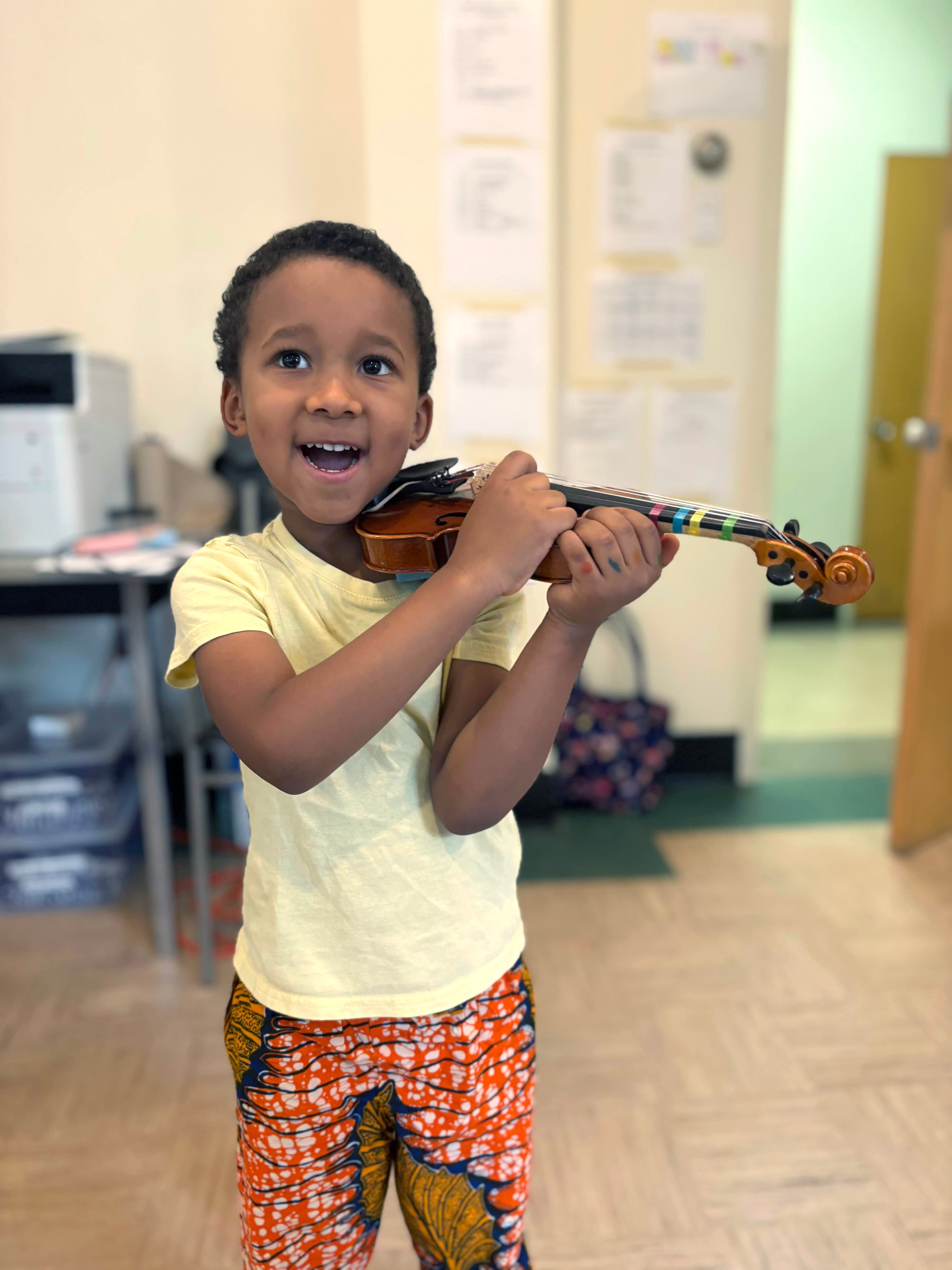 Jeune violoniste souriant