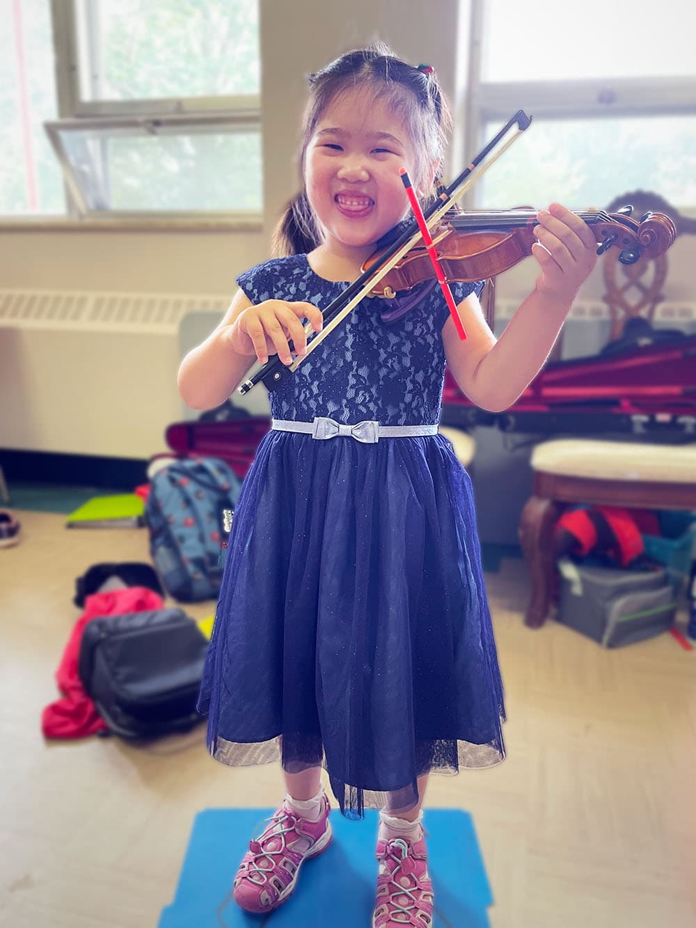 Jeune violoniste souriant